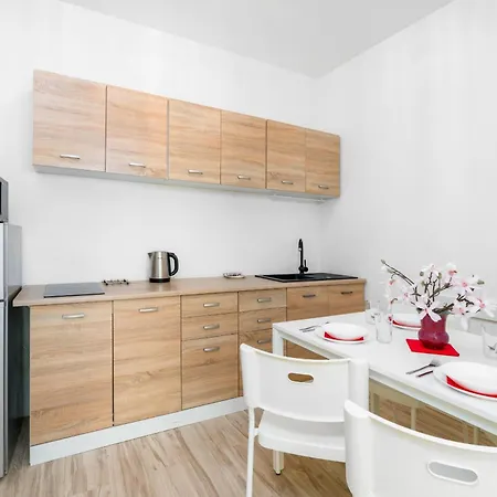 Modern One Bedroom In By Renters Poznań
